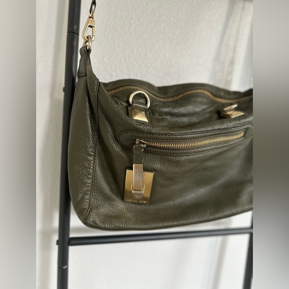 🚨 Michael Kors Textured Leather Dark Green Purse with gold accents. - Picture 3 of 8